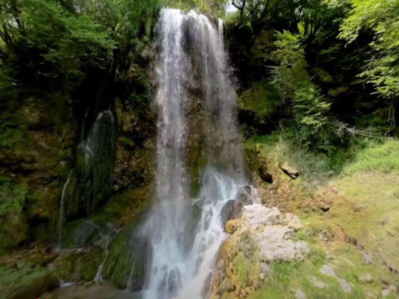 Letnji beg u prirodu uz huk vodopada, guste šume i spokoj daleko od grada.